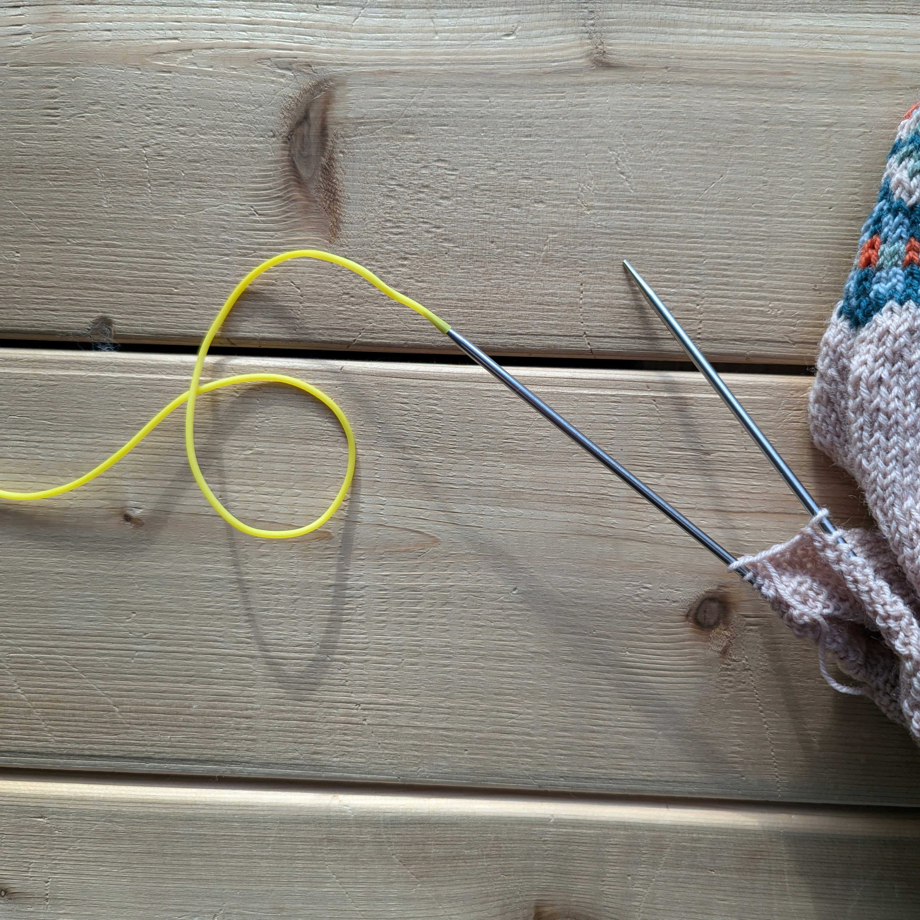 Stitch keeper - holder cord (rubber "barber's cord")