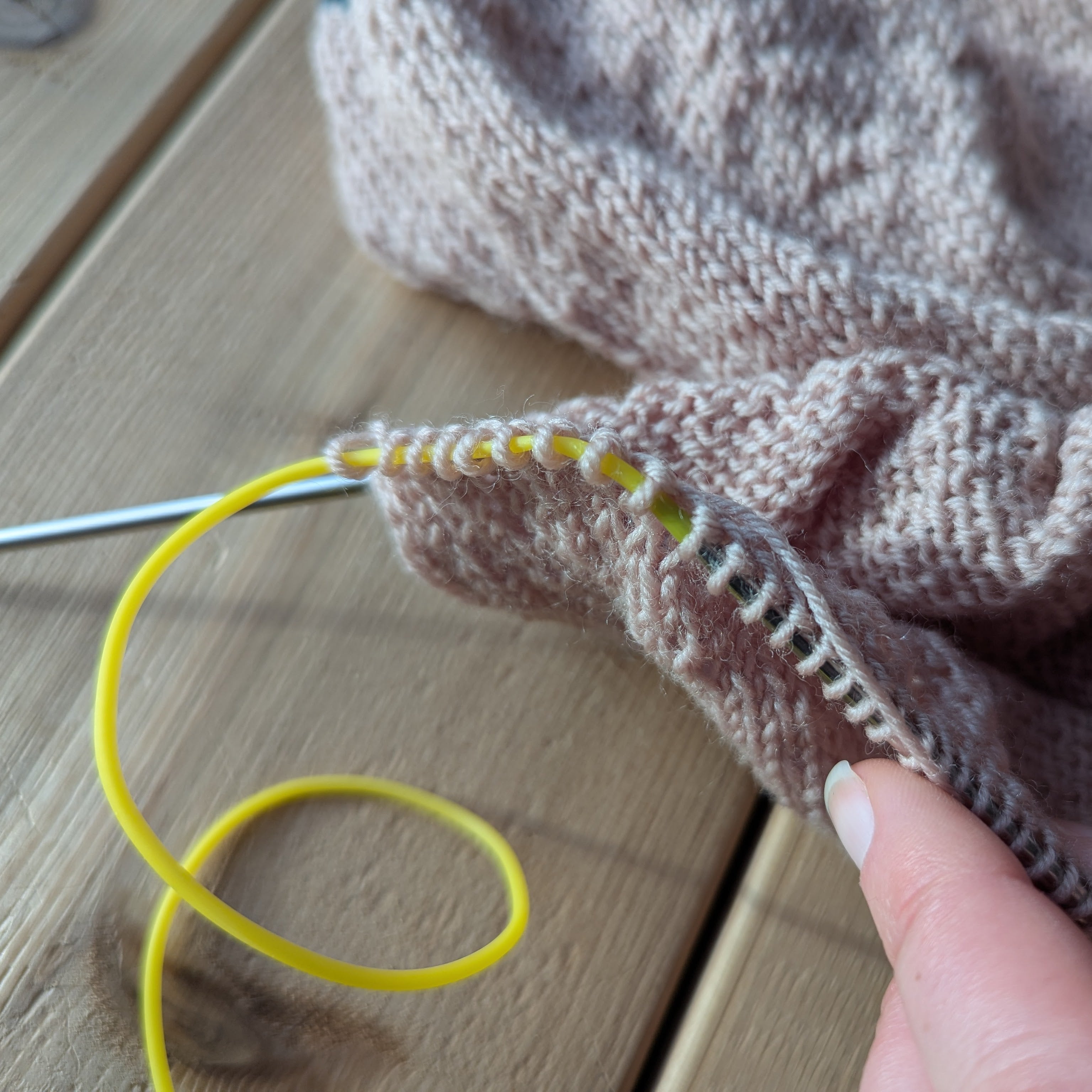 Stitch keeper - holder cord (rubber "barber's cord")